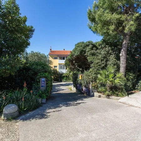Helena, Guest house